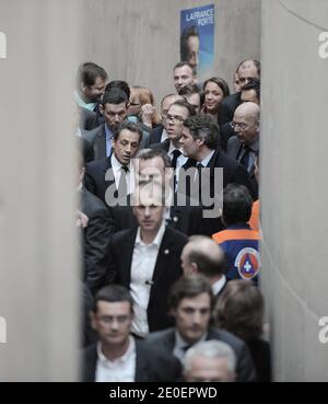 Frankreichs amtierender Präsident und Kandidat der UMP-Regierungspartei für die Präsidentschaftswahl 2012 Nicolas Sarkozy, flankiert von Franck Louivrier, Guillaume Lambert und Patrick Buisson, ist nach einem Wahlkampftreffen am 4. Mai 2012 in Les Sables-d'Olonne bei La Rochelle, Westfrankreich, abgebildet. Foto von Mousse/ABACAPRESS.COM Stockfoto