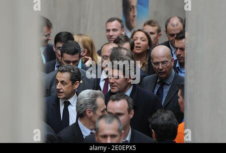 Frankreichs amtierender Präsident und Kandidat der UMP-Regierungspartei für die Präsidentschaftswahl 2012 Nicolas Sarkozy, flankiert von Franck Louivrier, Guillaume Lambert und Patrick Buisson, ist nach einem Wahlkampftreffen am 4. Mai 2012 in Les Sables-d'Olonne bei La Rochelle, Westfrankreich, abgebildet. Foto von Mousse/ABACAPRESS.COM Stockfoto