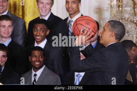 US-Präsident Barack Obama spielt mit einem Basketball während einer Feier der University of Kentucky Männer Basketballmannschaft für ihre 2012 NCAA Meisterschaft im East Room des Weißen Hauses in Washington, DC, am 4. Mai 2012. Foto von Olivier Douliery/ABACAPRESS.COM Stockfoto