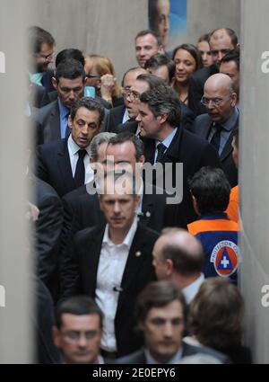 Frankreichs amtierender Präsident und Kandidat der UMP-Regierungspartei für die Präsidentschaftswahl 2012 Nicolas Sarkozy, flankiert von Franck Louivrier, Guillaume Lambert und Patrick Buisson, ist nach einem Wahlkampftreffen am 4. Mai 2012 in Les Sables-d'Olonne bei La Rochelle, Westfrankreich, abgebildet. Foto von Mousse/ABACAPRESS.COM Stockfoto