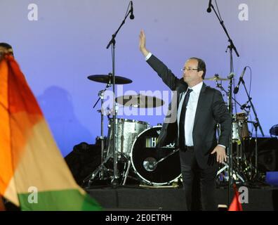 Der neu gewählte Präsident der Sozialistischen Partei (PS) Francois Hollande spricht seine Anhänger am 06. Mai 2012 auf dem Place de la Bastille in Paris an. Francois Hollande wurde heute zum ersten sozialistischen Präsidenten Frankreichs seit fast zwei Jahrzehnten gewählt, was dem amtierenden Nicolas Sarkozy eine demütigende Niederlage bescheren und die europäische Politik erschüttern sollte. Foto von ABACAPRESS.COM Stockfoto