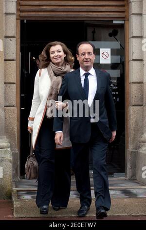 Der neu gewählte französische Präsident Francois Hollande und sein Mitgenossin Valerie Trierweiler sind am 6. Mai 2012 beim Verlassen des Rathauses von Tulle auf dem Weg nach Paris in Tulle, Frankreich, zu sehen. Foto von Stephane Lemouton/ABACAPRESS.COM Stockfoto