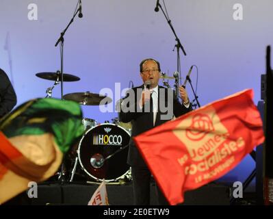 Der neu gewählte Präsident der Sozialistischen Partei (PS) Francois Hollande spricht seine Anhänger am 06. Mai 2012 auf dem Place de la Bastille in Paris an. Francois Hollande wurde heute zum ersten sozialistischen Präsidenten Frankreichs seit fast zwei Jahrzehnten gewählt, was dem amtierenden Nicolas Sarkozy eine demütigende Niederlage bescheren und die europäische Politik erschüttern sollte. Foto von ABACAPRESS.COM Stockfoto