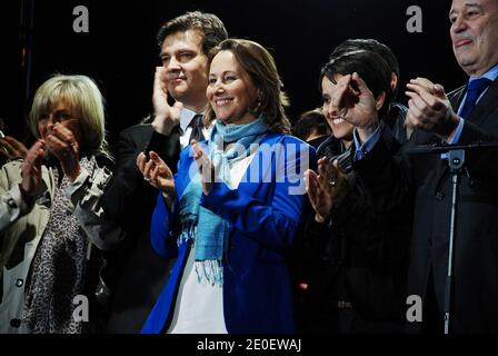 (L-R) Elisabeth Guigou, Arnaud Montebourg, Segolene Royal, Najat Vallaud-Belkacem und Jean-Michel Baylet bei einem besonderen Konzert zur Feier des Sieges des designierten französischen Präsidenten Francois Hollande am 7. Mai 2012 auf dem Place de la Bastille in Paris. Foto von Marella Barnera/ABACAPRESS.COM Stockfoto