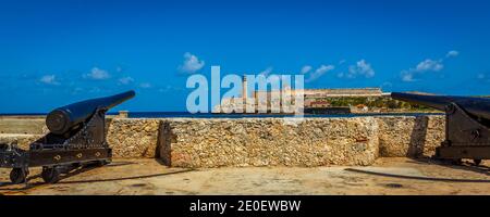 Morro Castle (Castillo del Morro) und Leuchtturm über Havanna Hafen, mit Cannon im Vordergrund, Havanna, Kuba Stockfoto