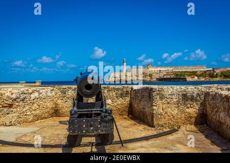 Morro Castle (Castillo del Morro) und Leuchtturm über Havanna Hafen, mit Cannon im Vordergrund, Havanna, Kuba Stockfoto