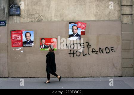 Wahlkampfplakate mit Kandidaten für die französischen Präsidentschaftswahlen 2012, dem Kandidaten der Sozialistischen Partei (PS) Francois Hollande (R) und Frankreichs amtierender Präsident und rechtsgerichtete Regierungspartei Union für eine Volksbewegung (UMP) Nicolas Sarkozy (L) sind am 6. Mai 2012 in Paris, Frankreich, abgebildet. Der sozialistische Kandidat Francois Hollande gewann die französische Präsidentschaftswahl am Sonntag mit 51,62 Prozent der Stimmen und verdrängte den rechten Amtsinhaber Nicolas Sarkozy. Foto von Alain Apaydin/ABACAPRESS.COM Stockfoto