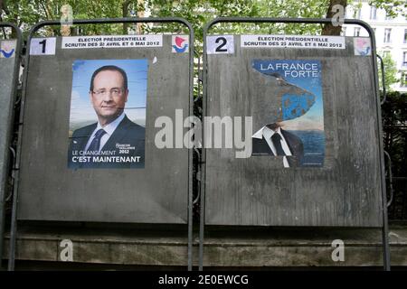 Wahlkampfplakate mit Kandidaten für die französischen Präsidentschaftswahlen 2012, dem Kandidaten der Sozialistischen Partei (PS) Francois Hollande (R) und Frankreichs amtierender Präsident und rechtsgerichtete Regierungspartei Union für eine Volksbewegung (UMP) Nicolas Sarkozy (L) sind am 6. Mai 2012 in Paris, Frankreich, abgebildet. Der sozialistische Kandidat Francois Hollande gewann die französische Präsidentschaftswahl am Sonntag mit 51,62 Prozent der Stimmen und verdrängte den rechten Amtsinhaber Nicolas Sarkozy. Foto von Alain Apaydin/ABACAPRESS.COM Stockfoto