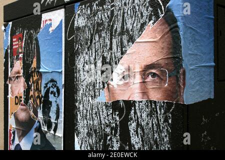 Wahlkampfplakate mit Kandidaten für die französischen Präsidentschaftswahlen 2012, dem Kandidaten der Sozialistischen Partei (PS) Francois Hollande (R) und Frankreichs amtierender Präsident und rechtsgerichtete Regierungspartei Union für eine Volksbewegung (UMP) Nicolas Sarkozy (L) sind am 6. Mai 2012 in Paris, Frankreich, abgebildet. Der sozialistische Kandidat Francois Hollande gewann die französische Präsidentschaftswahl am Sonntag mit 51,62 Prozent der Stimmen und verdrängte den rechten Amtsinhaber Nicolas Sarkozy. Foto von Alain Apaydin/ABACAPRESS.COM Stockfoto