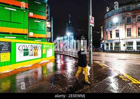 Do 31. Dezember 2020. Edinburgh, Großbritannien. Leere Straßen in Edinburgh, da die traditionellen Hogmanay-Feiern der Stadt wegen der Coronavirus-Pandemie abgesagt werden. Die Silvesterveranstaltungen der Stadt sind weltberühmt und werden vom Guinness Buch der Rekorde als die größte Silvesterparty der Welt anerkannt. In den letzten Jahren nahmen 40,000 Menschen an der Fackelprozession Teil, 75,000 Menschen besuchten das Konzert in den Gärten, und schätzungsweise 100,000 sahen sich das Mitternachtsfeuerwerk an. 2020 hat die schottische Regierung der Öffentlichkeit gesagt, Hogmanay nur mit ihrem eigenen Haushalt zu feiern. Stockfoto