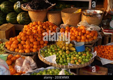 Melonen, Bananen, Orangen und Äpfel zum Verkauf auf dem Straßenmarkt in Kyaukme Myanmar (Burma) Stockfoto