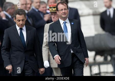 Frankreichs scheidender Präsident Nicolas Sarkozy und der neu gewählte Präsident Francois Hollande nehmen an einer Zeremonie anlässlich des 67. Jahrestages des Sieges der Alliierten über Nazi-Deutschland im Zweiten Weltkrieg am Triumphbogen Teil. Paris am 8. Mai 2012. Foto Thierry Orban/ABACAPRESS.COM Stockfoto