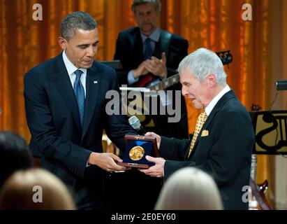 US-Präsident Barack Obama verleiht dem legendären Komponisten und Performer Burt Bacharach am 09. Mai 2012 im East Room des Weißen Hauses in Washington, D.C. einen Gershwin-Preis bei einem Konzert zu Ehren Bacharachs und seines Preisträgers Hal David. Foto von Kevin Dietsch/ABACAPRESS.COM Stockfoto