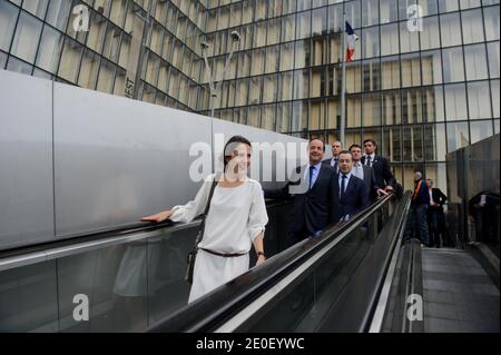 Der designierte französische Präsident Francois Hollande wird von der Tochter des verstorbenen Präsidenten Francois Mitterrand Mazarine Pingeot flankiert, der Präsident der Französischen Nationalbibliothek (BNF), Bruno Racine und Manuel Valls kommen am 10. Mai 2012 im Rahmen einer Hommage an Francois Mitterrand zur Francois Mitterrand-Bibliothek (BNF) in Paris, Frankreich. Foto von Christophe Petit-Tesson/Pool/ABACAPRESS.COM Stockfoto