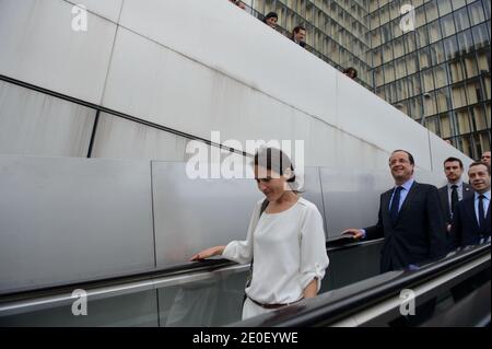 Der gewählte französische Präsident Francois Hollande flankiert von der Tochter des verstorbenen Präsidenten Francois Mitterrand Mazarine Pingeot, Präsident der Französischen Nationalbibliothek (BNF), kommt Bruno Racine am 10. Mai 2012 im Rahmen einer Hommage an Francois Mitterrand zur Francois Mitterrand-Bibliothek (BNF) nach Paris, Frankreich. Foto von Christophe Petit-Tesson/Pool/ABACAPRESS.COM Stockfoto