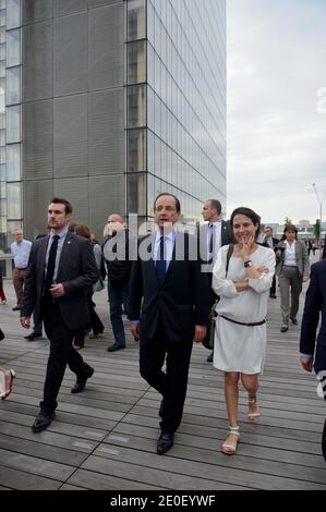 Der designierte französische Präsident Francois Hollande, flankiert von der Tochter des verstorbenen Präsidenten Francois Mitterrand Mazarine Pingeot, kommt am 10. Mai 2012 im Rahmen einer Hommage an Francois Mitterrand zur Francois Mitterrand-Bibliothek (BNF) in Paris, Frankreich. Foto von Christophe Petit-Tesson/Pool/ABACAPRESS.COM Stockfoto