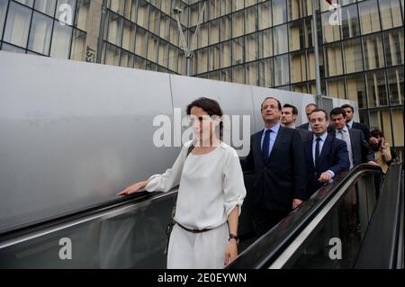 Der designierte französische Präsident Francois Hollande wird von der Tochter des verstorbenen Präsidenten Francois Mitterrand Mazarine Pingeot flankiert, der Präsident der Französischen Nationalbibliothek (BNF), Bruno Racine und Manuel Valls kommen am 10. Mai 2012 im Rahmen einer Hommage an Francois Mitterrand zur Francois Mitterrand-Bibliothek (BNF) in Paris, Frankreich. Foto von Christophe Petit-Tesson/Pool/ABACAPRESS.COM Stockfoto