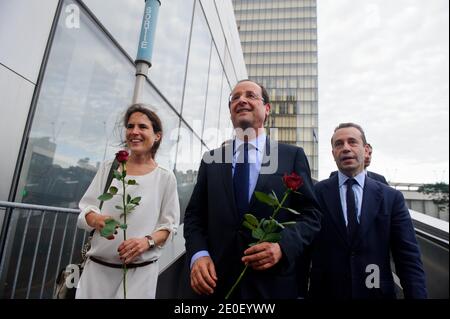 Der gewählte französische Präsident Francois Hollande wird von der Tochter des verstorbenen Präsidenten Francois Mitterrand Mazarine Pingeot und dem Präsidenten der Französischen Nationalbibliothek (BNF) flankiert.Bruno Racine besucht am 10. Mai 2012 die Francois Mitterrand Bibliothek (BNF) in Paris, Frankreich, als Teil einer Hommage an Francois Mitterrand. Foto von Christophe Petit-Tesson/Pool/ABACAPRESS.COM Stockfoto