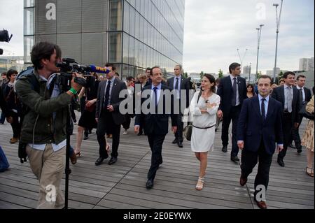 Der designierte französische Präsident Francois Hollande wird von der Tochter des verstorbenen Präsidenten Francois Mitterrand Mazarine Pingeot flankiert, der Präsident der Französischen Nationalbibliothek (BNF), Bruno Racine und Manuel Valls kommen am 10. Mai 2012 im Rahmen einer Hommage an Francois Mitterrand zur Francois Mitterrand-Bibliothek (BNF) in Paris, Frankreich. Foto von Christophe Petit-Tesson/Pool/ABACAPRESS.COM Stockfoto