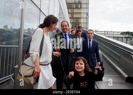 Der designierte französische Präsident Francois Hollande wird von der Tochter des verstorbenen Präsidenten Francois Mitterrand Mazarine Pingeot flankiert, der Präsident der Französischen Nationalbibliothek (BNF), Bruno Racine und Manuel Valls kommen am 10. Mai 2012 im Rahmen einer Hommage an Francois Mitterrand zur Francois Mitterrand-Bibliothek (BNF) in Paris, Frankreich. Foto von Christophe Petit-Tesson/Pool/ABACAPRESS.COM Stockfoto