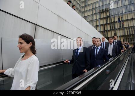 Der designierte französische Präsident Francois Hollande wird von der Tochter des verstorbenen Präsidenten Francois Mitterrand Mazarine Pingeot flankiert, der Präsident der Französischen Nationalbibliothek (BNF), Bruno Racine und Manuel Valls kommen am 10. Mai 2012 im Rahmen einer Hommage an Francois Mitterrand zur Francois Mitterrand-Bibliothek (BNF) in Paris, Frankreich. Foto von Christophe Petit-Tesson/Pool/ABACAPRESS.COM Stockfoto
