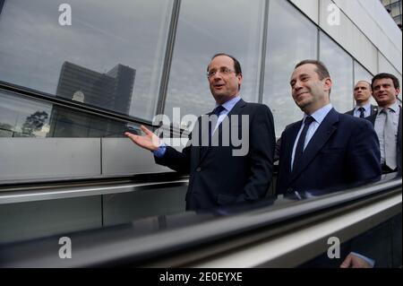Der designierte französische Präsident Francois Hollande wird von dem Präsidenten der Französischen Nationalbibliothek (BNF), Bruno Racine und Manuel Valls, flankiert, am 10. Mai 2012 im Rahmen einer Hommage an Francois Mitterrand die Francois Mitterrand Bibliothek (BNF) in Paris besuchen. Foto von Christophe Petit-Tesson/Pool/ABACAPRESS.COM Stockfoto