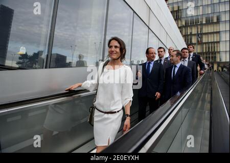 Der designierte französische Präsident Francois Hollande wird von der Tochter des verstorbenen Präsidenten Francois Mitterrand Mazarine Pingeot flankiert, der Präsident der Französischen Nationalbibliothek (BNF), Bruno Racine und Manuel Valls kommen am 10. Mai 2012 im Rahmen einer Hommage an Francois Mitterrand zur Francois Mitterrand-Bibliothek (BNF) in Paris, Frankreich. Foto von Christophe Petit-Tesson/Pool/ABACAPRESS.COM Stockfoto