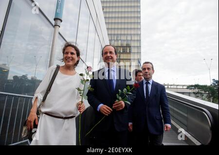 Der gewählte französische Präsident Francois Hollande wird von der Tochter des verstorbenen Präsidenten Francois Mitterrand Mazarine Pingeot und dem Präsidenten der Französischen Nationalbibliothek (BNF) flankiert.Bruno Racine besucht am 10. Mai 2012 die Francois Mitterrand Bibliothek (BNF) in Paris, Frankreich, als Teil einer Hommage an Francois Mitterrand. Foto von Christophe Petit-Tesson/Pool/ABACAPRESS.COM Stockfoto