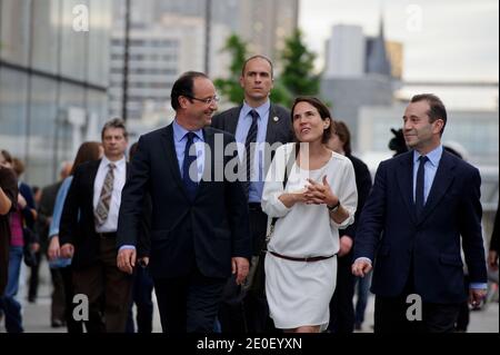 Der gewählte französische Präsident Francois Hollande flankiert von der Tochter des verstorbenen Präsidenten Francois Mitterrand Mazarine Pingeot, Präsident der Französischen Nationalbibliothek (BNF), kommt Bruno Racine am 10. Mai 2012 im Rahmen einer Hommage an Francois Mitterrand zur Francois Mitterrand-Bibliothek (BNF) nach Paris, Frankreich. Foto von Christophe Petit-Tesson/Pool/ABACAPRESS.COM Stockfoto