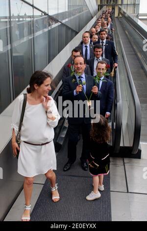 Der designierte französische Präsident Francois Hollande wird von der Tochter des verstorbenen Präsidenten Francois Mitterrand Mazarine Pingeot flankiert, der Präsident der Französischen Nationalbibliothek (BNF), Bruno Racine und Manuel Valls kommen am 10. Mai 2012 im Rahmen einer Hommage an Francois Mitterrand zur Francois Mitterrand-Bibliothek (BNF) in Paris, Frankreich. Foto von Christophe Petit-Tesson/Pool/ABACAPRESS.COM Stockfoto