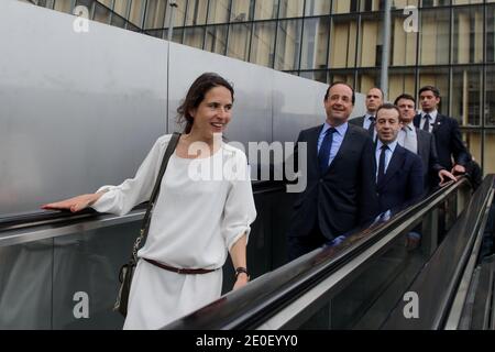 Der designierte französische Präsident Francois Hollande wird von der Tochter des verstorbenen Präsidenten Francois Mitterrand Mazarine Pingeot flankiert, der Präsident der Französischen Nationalbibliothek (BNF), Bruno Racine und Manuel Valls kommen am 10. Mai 2012 im Rahmen einer Hommage an Francois Mitterrand zur Francois Mitterrand-Bibliothek (BNF) in Paris, Frankreich. Foto von Christophe Petit-Tesson/Pool/ABACAPRESS.COM Stockfoto