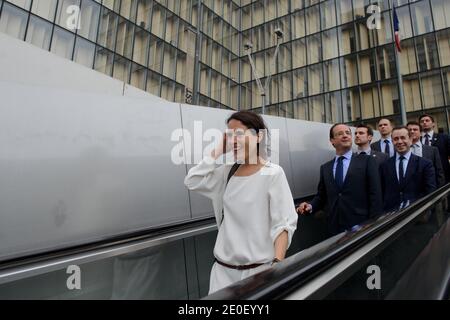Der designierte französische Präsident Francois Hollande wird von der Tochter des verstorbenen Präsidenten Francois Mitterrand Mazarine Pingeot flankiert, der Präsident der Französischen Nationalbibliothek (BNF), Bruno Racine und Manuel Valls kommen am 10. Mai 2012 im Rahmen einer Hommage an Francois Mitterrand zur Francois Mitterrand-Bibliothek (BNF) in Paris, Frankreich. Foto von Christophe Petit-Tesson/Pool/ABACAPRESS.COM Stockfoto