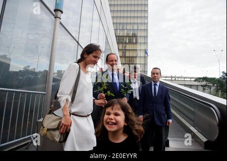Der designierte französische Präsident Francois Hollande wird von der Tochter des verstorbenen Präsidenten Francois Mitterrand Mazarine Pingeot flankiert, der Präsident der Französischen Nationalbibliothek (BNF), Bruno Racine und Manuel Valls kommen am 10. Mai 2012 im Rahmen einer Hommage an Francois Mitterrand zur Francois Mitterrand-Bibliothek (BNF) in Paris, Frankreich. Foto von Christophe Petit-Tesson/Pool/ABACAPRESS.COM Stockfoto