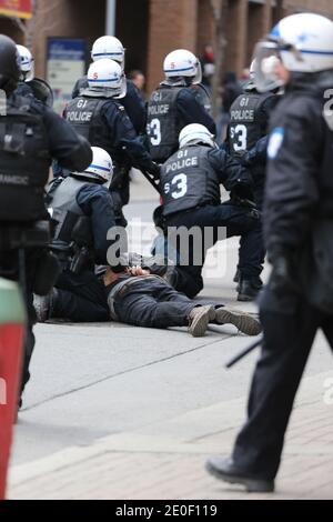 Manif etudiante in Montreal, le 20 Avril 2012. Manifestation au Palais des Congrès de Montréal pour l'ouverture du Salon 'Plan Nord', s’est transformé en Zone de combat Manifeste vs Policiers. Violents affrontements avaient lieu entre policiers et manifest tout autour du Palais des Congrès. 90 personnes arrêtées, dans la Manifestation qui a dégénéré. Sechs Personen, nicht 4 Polizisten, die nicht zur Verfügung stehen. Foto von Norman Blouin/ABACAPRESS.COM Stockfoto