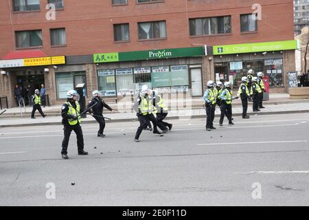 Manif etudiante in Montreal, le 20 Avril 2012. Manifestation au Palais des Congrès de Montréal pour l'ouverture du Salon 'Plan Nord', s’est transformé en Zone de combat Manifeste vs Policiers. Violents affrontements avaient lieu entre policiers et manifest tout autour du Palais des Congrès. 90 personnes arrêtées, dans la Manifestation qui a dégénéré. Sechs Personen, nicht 4 Polizisten, die nicht zur Verfügung stehen. Foto von Norman Blouin/ABACAPRESS.COM Stockfoto