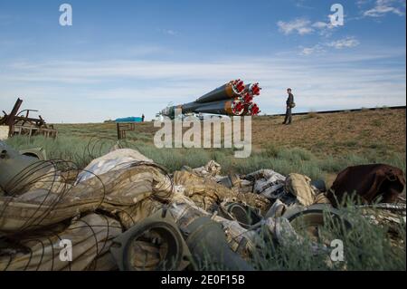 Die Raumsonde Sojus TMA-04M wird per Zug auf die Startrampe im Kosmodrom Baikonur in Kasachstan ausgerollt, Sonntag, 13. Mai 2012. Der Start des Sojus-Raumschiffs mit Expedition 31 Sojus-Kommandant Gennady Padalka und dem russischen Flugingenieur Sergei Revin sowie dem NASA-Hauptflugingenieur Joe Acaba ist für Dienstag, den 15. Mai, um 9:01 Uhr Ortszeit geplant. Foto von Bill Ingalls/NASA via ABACAPRESS.COM Stockfoto