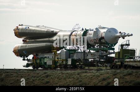 Die Raumsonde Sojus TMA-04M wird per Zug auf die Startrampe im Kosmodrom Baikonur in Kasachstan ausgerollt, Sonntag, 13. Mai 2012. Der Start des Sojus-Raumschiffs mit Expedition 31 Sojus-Kommandant Gennady Padalka und dem russischen Flugingenieur Sergei Revin sowie dem NASA-Hauptflugingenieur Joe Acaba ist für Dienstag, den 15. Mai, um 9:01 Uhr Ortszeit geplant. Foto von Bill Ingalls/NASA via ABACAPRESS.COM Stockfoto