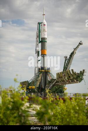 Die Raumsonde Sojus TMA-04M wird nach dem Ausrollen mit dem Zug auf die Startrampe am Kosmodrom Baikonur in Kasachstan am Sonntag, 13. Mai 2012, gesehen. Der Start des Sojus-Raumschiffs mit Expedition 31 Sojus-Kommandant Gennady Padalka und dem russischen Flugingenieur Sergei Revin sowie dem NASA-Hauptflugingenieur Joe Acaba ist für Dienstag, den 15. Mai, um 9:01 Uhr Ortszeit geplant. Foto von Bill Ingalls/NASA via ABACAPRESS.COM Stockfoto