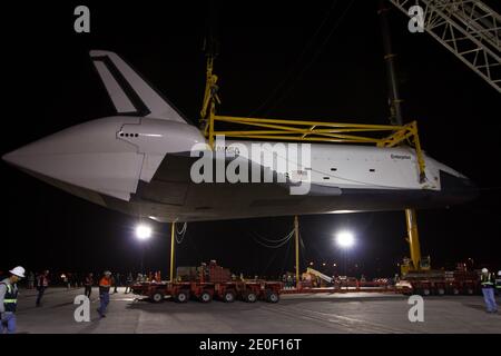 Das Space Shuttle Enterprise hängt an einer Schlinge, nachdem es vom NASA 747 Shuttle Carrier Aircraft (SCA) am John F. Kennedy (JFK) International Airport in Jamica, New York, Sonntag, 13. Mai 2012 abgekoppelt wurde. Der Shuttle wird auf einer Barge platziert, die im Juni mit dem Schlepper den Hudson River hinauf zum Intrepid Sea, Air & Space Museum fahren wird. Das Shuttle wird mit einem Kran gehoben und auf dem Flugdeck des Intrepid platziert, wo es ab diesem Sommer in einem temporären, klimatisierten Pavillon der Öffentlichkeit präsentiert wird. Foto von Kim Shiflet/NASA via ABACAPRESS.COM Stockfoto