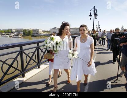 Plusieurs dizaines de personnes dont les familles et amis de Julien Teyssier, sa mere Fabienne et ses deux soeurs ainsi que des proches des autres disparus, rendent Hommage depuis le pont de Pierre au-dessus de La Garonne, a Bordeaux, France, le 13 Mai 2012, Aux 5 jeunes hommes mysterieusement disparus sur les quais de la ville ces dix derniers mois. Foto von Patrick Bernard/ABACAPRESS.COM Stockfoto