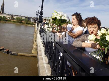 Plusieurs dizaines de personnes dont les familles et amis de Julien Teyssier, sa mere Fabienne et ses deux soeurs ainsi que des proches des autres disparus, rendent Hommage depuis le pont de Pierre au-dessus de La Garonne, a Bordeaux, France, le 13 Mai 2012, Aux 5 jeunes hommes mysterieusement disparus sur les quais de la ville ces dix derniers mois. Foto von Patrick Bernard/ABACAPRESS.COM Stockfoto