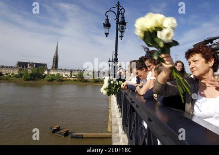 Plusieurs dizaines de personnes dont les familles et amis de Julien Teyssier, sa mere Fabienne et ses deux soeurs ainsi que des proches des autres disparus, rendent Hommage depuis le pont de Pierre au-dessus de La Garonne, a Bordeaux, France, le 13 Mai 2012, Aux 5 jeunes hommes mysterieusement disparus sur les quais de la ville ces dix derniers mois. Foto von Patrick Bernard/ABACAPRESS.COM Stockfoto