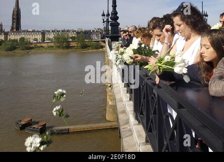 Plusieurs dizaines de personnes dont les familles et amis de Julien Teyssier, sa mere Fabienne et ses deux soeurs ainsi que des proches des autres disparus, rendent Hommage depuis le pont de Pierre au-dessus de La Garonne, a Bordeaux, France, le 13 Mai 2012, Aux 5 jeunes hommes mysterieusement disparus sur les quais de la ville ces dix derniers mois. Foto von Patrick Bernard/ABACAPRESS.COM Stockfoto