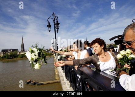 Plusieurs dizaines de personnes dont les familles et amis de Julien Teyssier, sa mere Fabienne et ses deux soeurs ainsi que des proches des autres disparus, rendent Hommage depuis le pont de Pierre au-dessus de La Garonne, a Bordeaux, France, le 13 Mai 2012, Aux 5 jeunes hommes mysterieusement disparus sur les quais de la ville ces dix derniers mois. Foto von Patrick Bernard/ABACAPRESS.COM Stockfoto