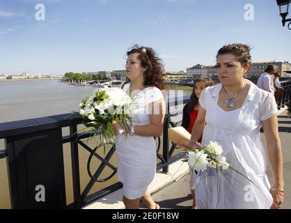 Plusieurs dizaines de personnes dont les familles et amis de Julien Teyssier, sa mere Fabienne et ses deux soeurs ainsi que des proches des autres disparus, rendent Hommage depuis le pont de Pierre au-dessus de La Garonne, a Bordeaux, France, le 13 Mai 2012, Aux 5 jeunes hommes mysterieusement disparus sur les quais de la ville ces dix derniers mois. Foto von Patrick Bernard/ABACAPRESS.COM Stockfoto