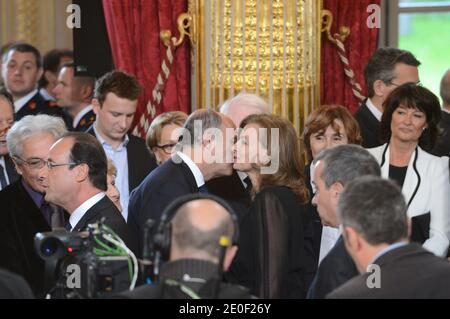 Laurent Fabius und Valerie Trierweiler im Bild während der offiziellen Einweihungsfeier des designierten französischen Präsidenten Francois Hollande am 15. Mai 2012 im Elysee-Palast in Paris, Frankreich. Foto von Ammar Abd Rabbo/ABACAPRESS.COM Stockfoto