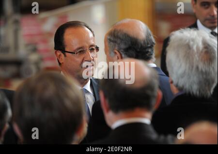 Francois Hollande tritt offiziell sein Amt als Frankreichs neuer Präsident an und ersetzt Nicolas Sarkozy spricht mit Laurent Fabius während seiner Einweihungszeremonie im Elysee-Palast in Paris, Frankreich am 15. Mai 2012. Foto von Jacques Witt/Pool/ABACAPRESS.COM Stockfoto