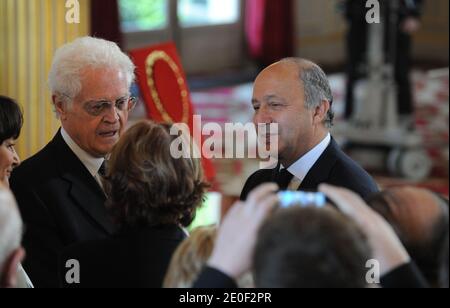 Lionel Jospin und Laurent Fabius im Bild, als Francois Hollande offiziell sein Amt als Frankreichs neuer Präsident übernimmt und Nicolas Sarkozy während seiner Einweihungszeremonie am 15. Mai 2012 im Elysée-Palast in Paris, Frankreich, ersetzt. Foto von Jacques Witt/Pool/ABACAPRESS.COM Stockfoto