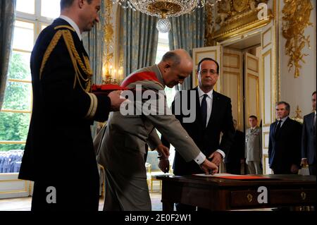 Atmosphäre als Francois Hollande im Orden der Ehrenlegion mit dem "Grand Maitre" ausgezeichnet wird, vom Kanzler des französischen Ehrenordens, General Jean-Louis Georgelin, In Anwesenheit von Bernard Accoyer und Jean-Pierre Bel, der am 15. Mai 2012 offiziell zum französischen Präsidenten im Präsidentenpalast Elysee in Paris ernannt wird. Foto von Gilles Roller/Pool/ABACAPRESS.COM Stockfoto