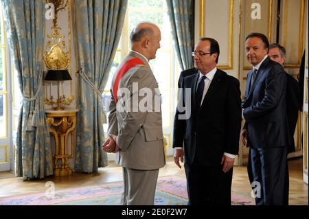 Atmosphäre als Francois Hollande im Orden der Ehrenlegion mit dem "Grand Maitre" ausgezeichnet wird, vom Kanzler des französischen Ehrenordens, General Jean-Louis Georgelin, In Anwesenheit von Bernard Accoyer und Jean-Pierre Bel, der am 15. Mai 2012 offiziell zum französischen Präsidenten im Präsidentenpalast Elysee in Paris ernannt wird. Foto von Gilles Roller/Pool/ABACAPRESS.COM Stockfoto